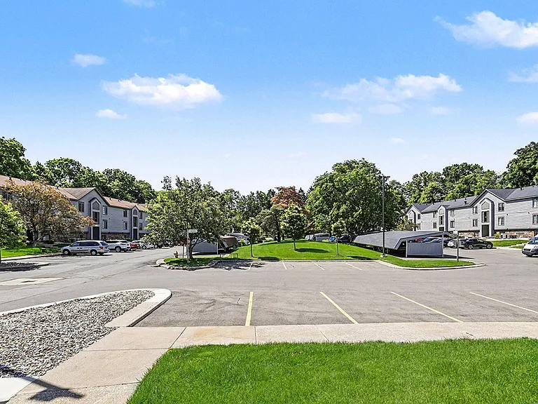 Emerald Park Apartments — Photo 35