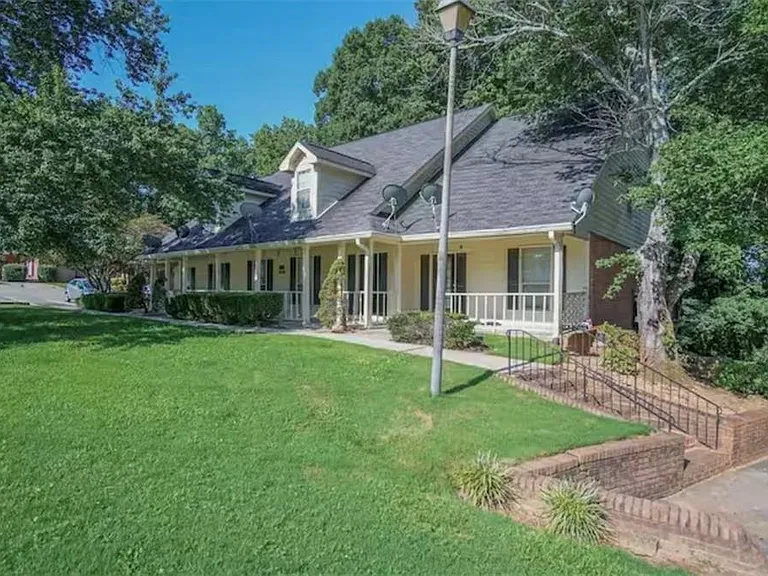 846 Park Pl NE — Photo 1