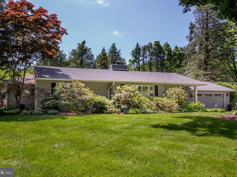 67 Townview Dr — Photo 2