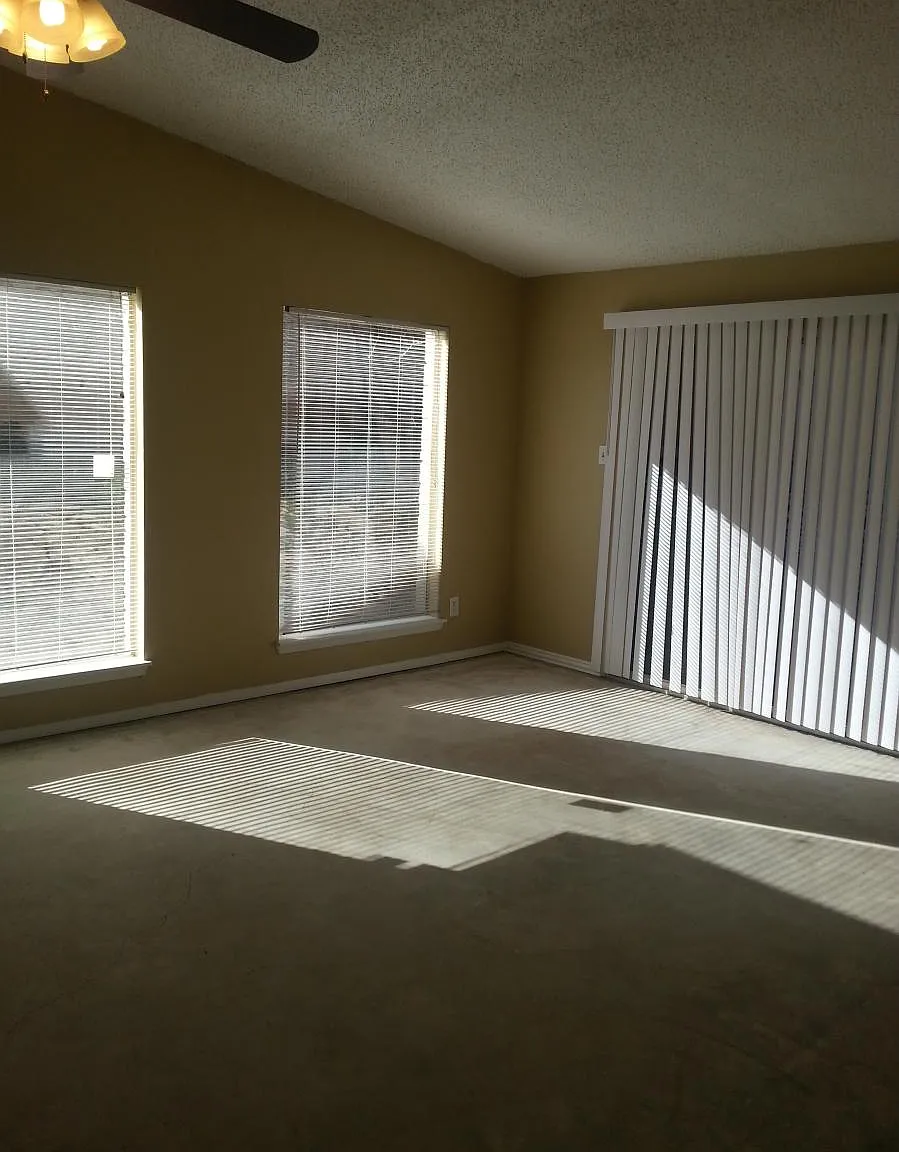 2 bed, 1000 sqft, $1,699 — Photo 3