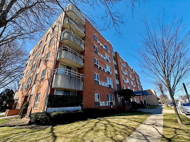 1st image of 205 Mineola Blvd APT 2C