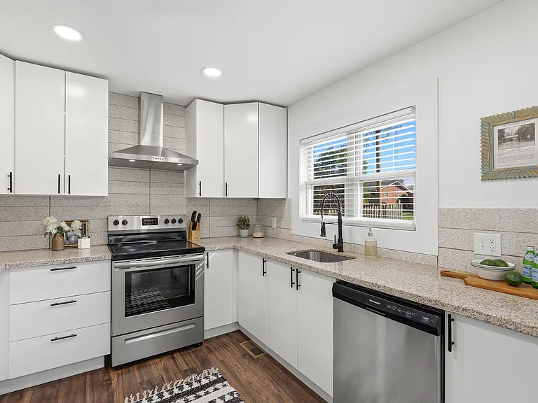 1642 Washington Ave — Photo 10