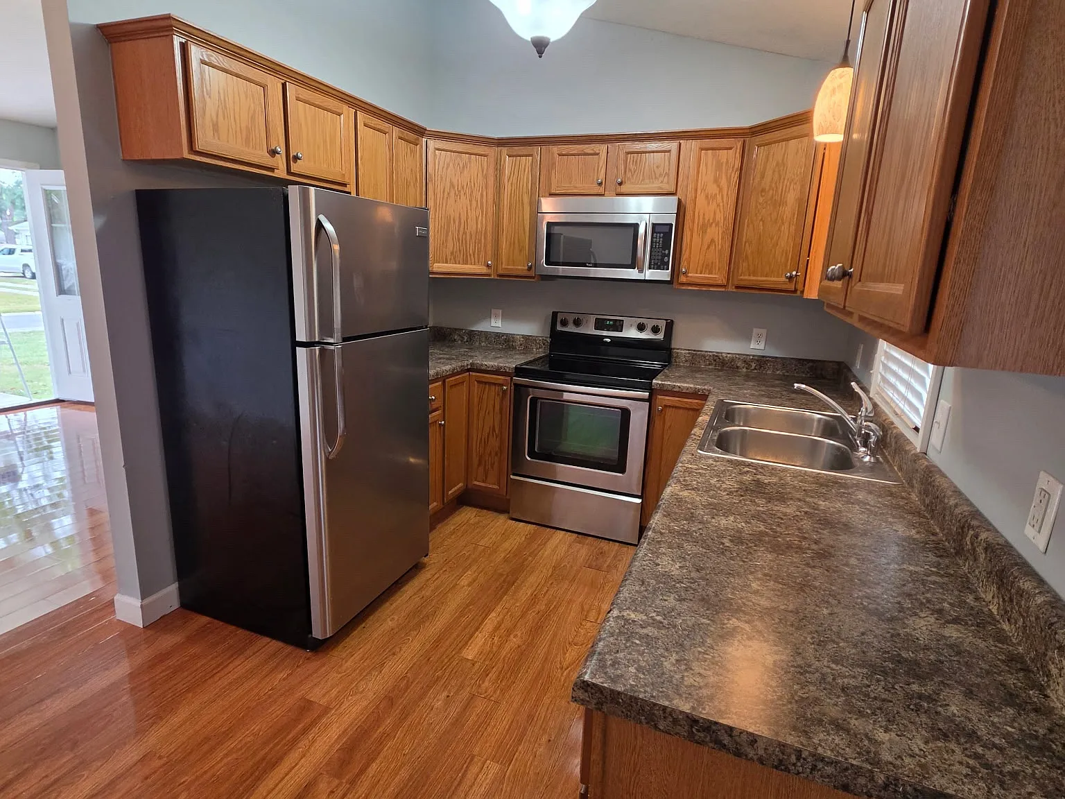 3 bed, 1400 sqft, $1,600 — Photo 3