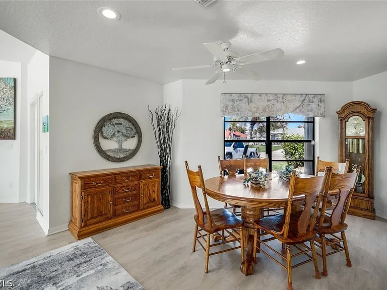 2556 SW 28th Pl — Photo 9