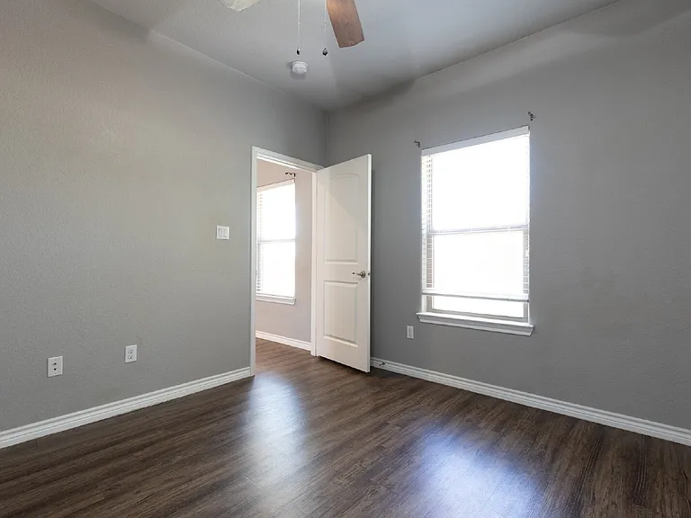 120 Navarro Xing — Photo 14