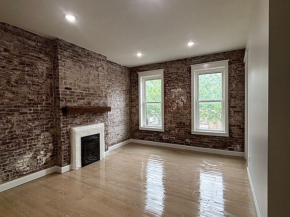 4th image of 711 Broadway St #202