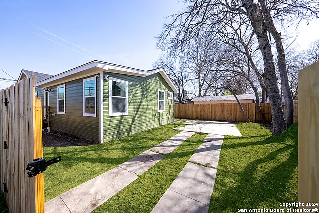 1102 Burleson St — Photo 38