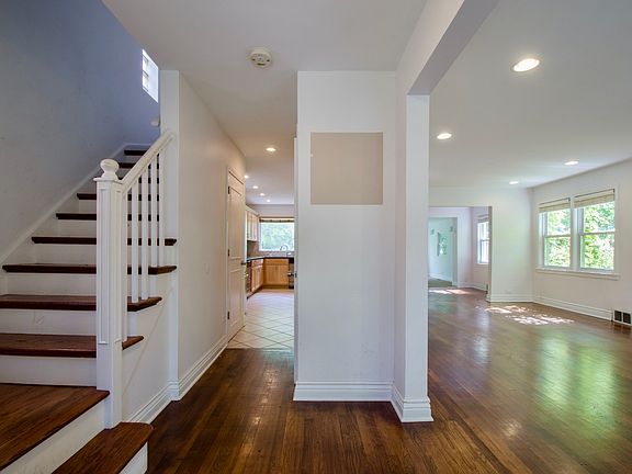 2nd image of 2921 W Farwell Ave