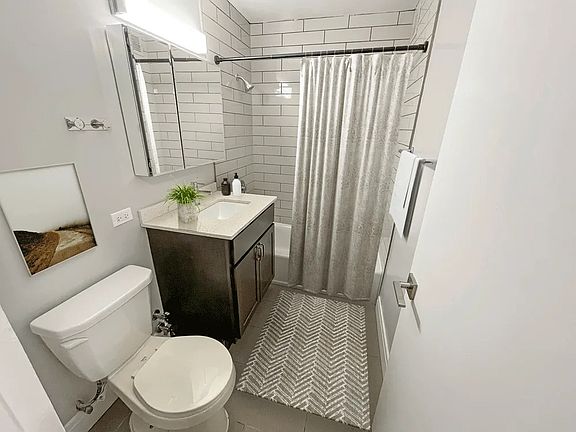4th image of 4602 N Clarendon Ave #904