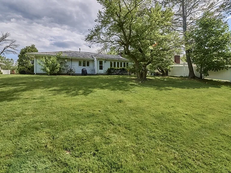 51 Pratt Dr — Photo 13