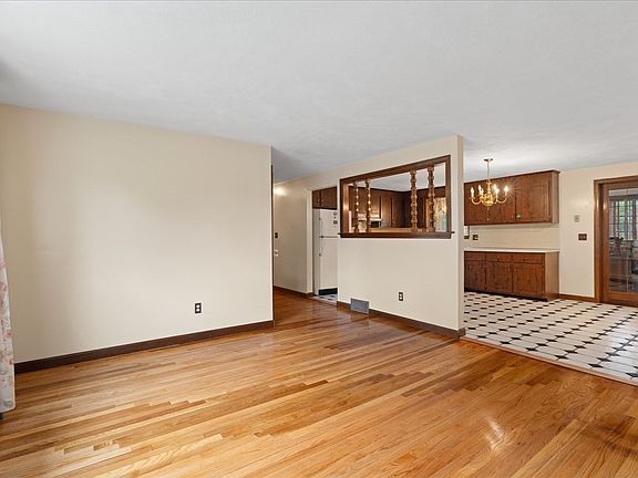 3rd image of 17 Brewster Dr