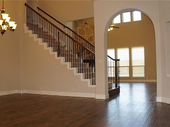 4th image of 1120 Surrey Dr