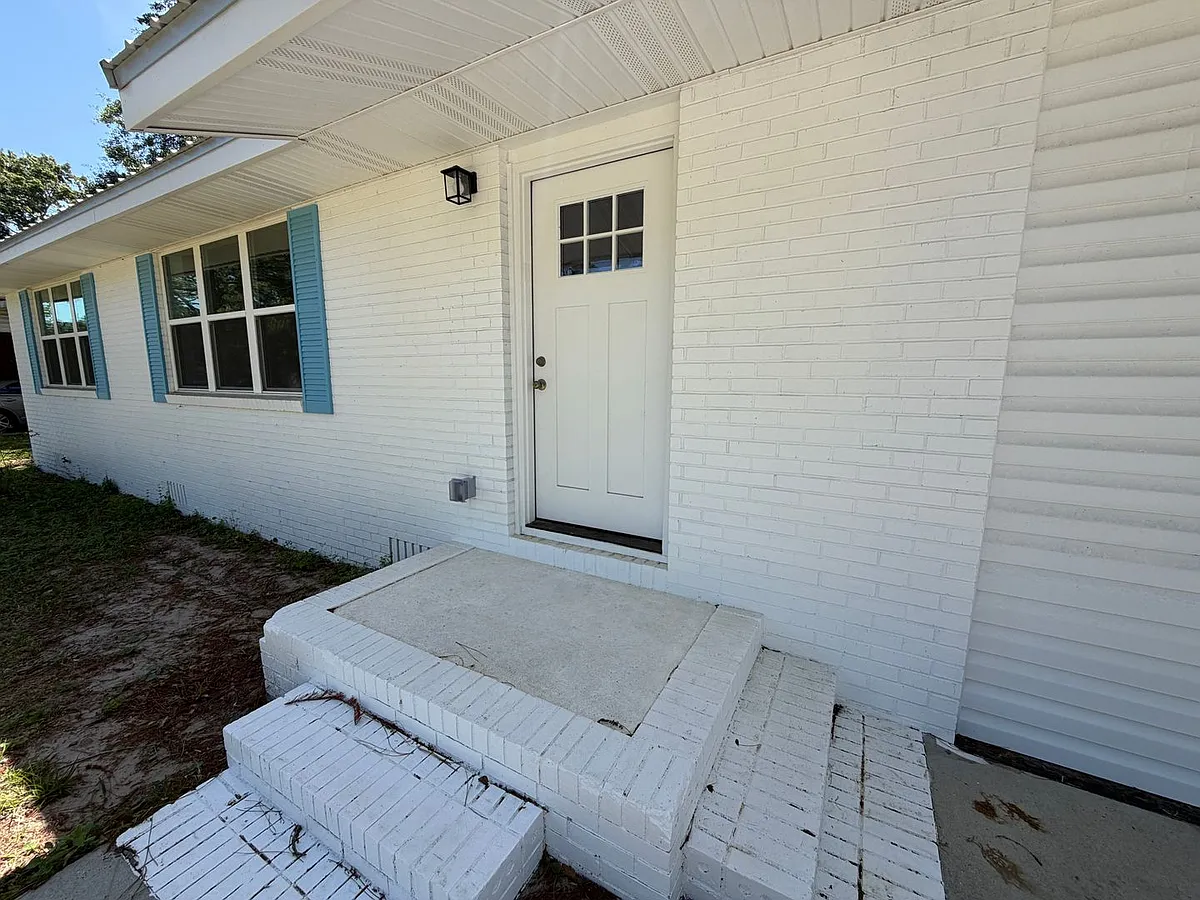 Building Photo - 2640 Canary Dr