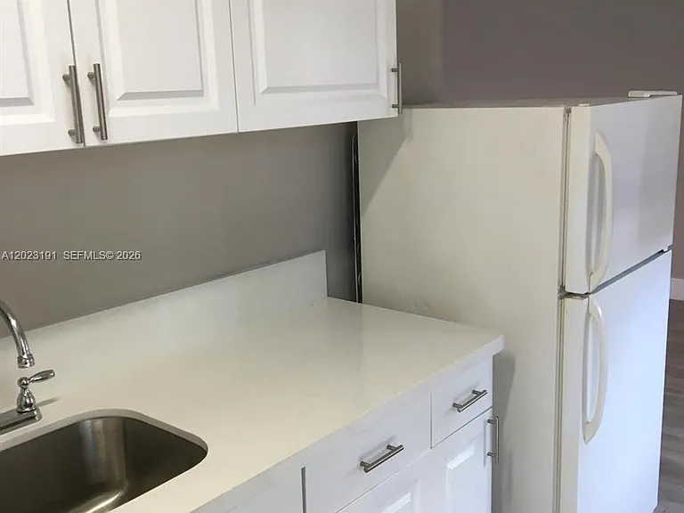 520 SW 4th St #5 — Photo 8