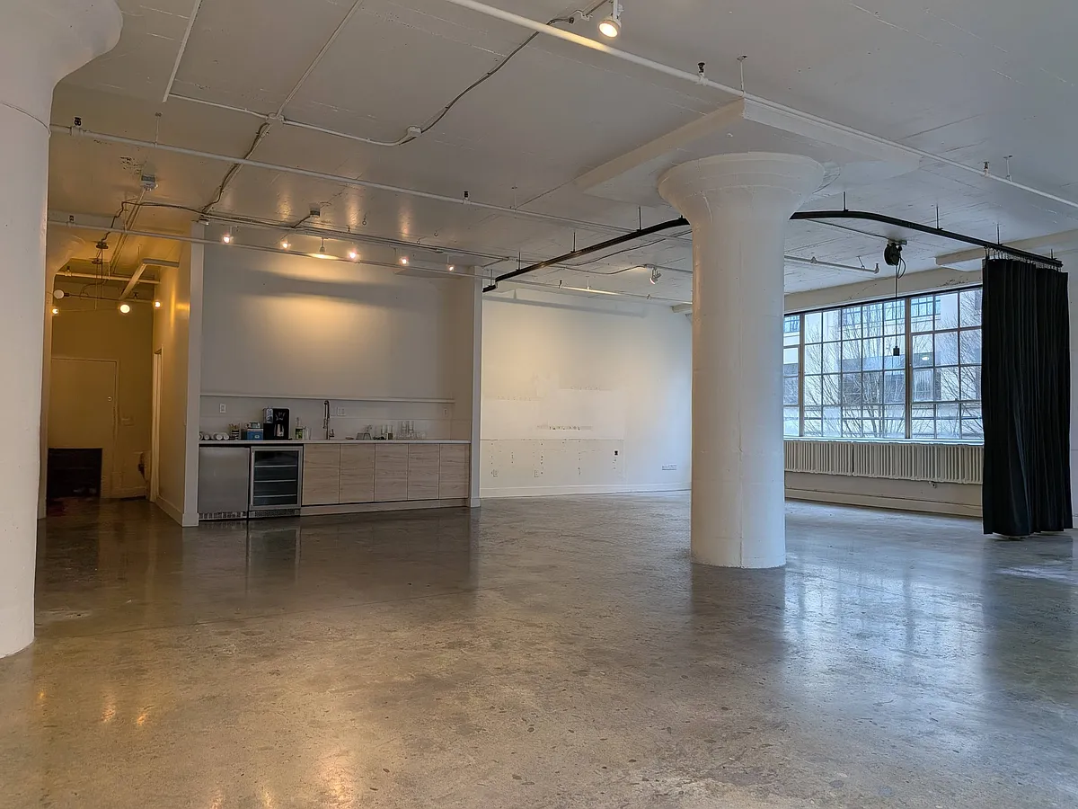 Building Photo - 1314 NW Irving St #210