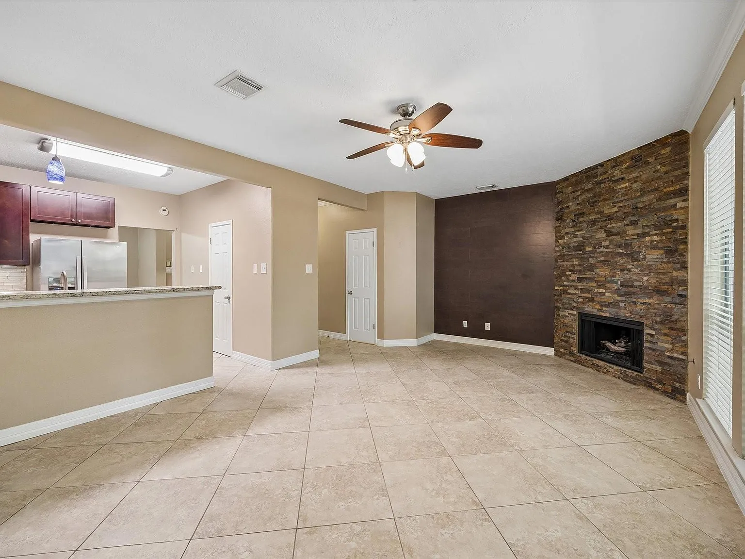 3 bed, 2.5 bath, 1501 sqft, $2,000 — Photo 2