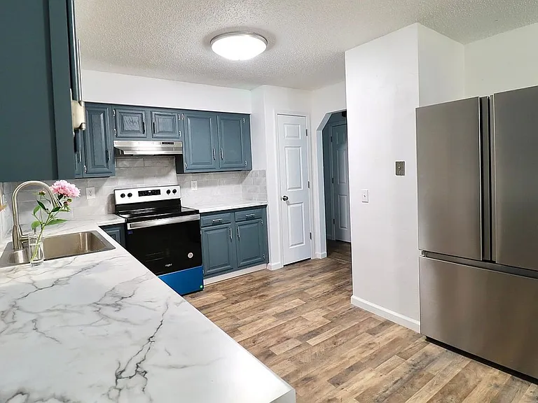 1108 Hess Ave — Photo 1