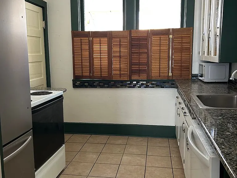 1810 Woodburn St — Photo 7