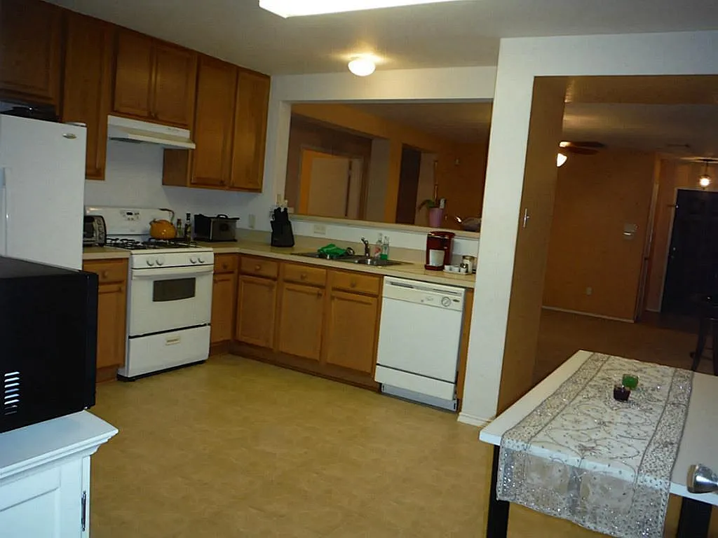3 bed, 2.0 bath, 1354 sqft, $1,850 — Photo 4