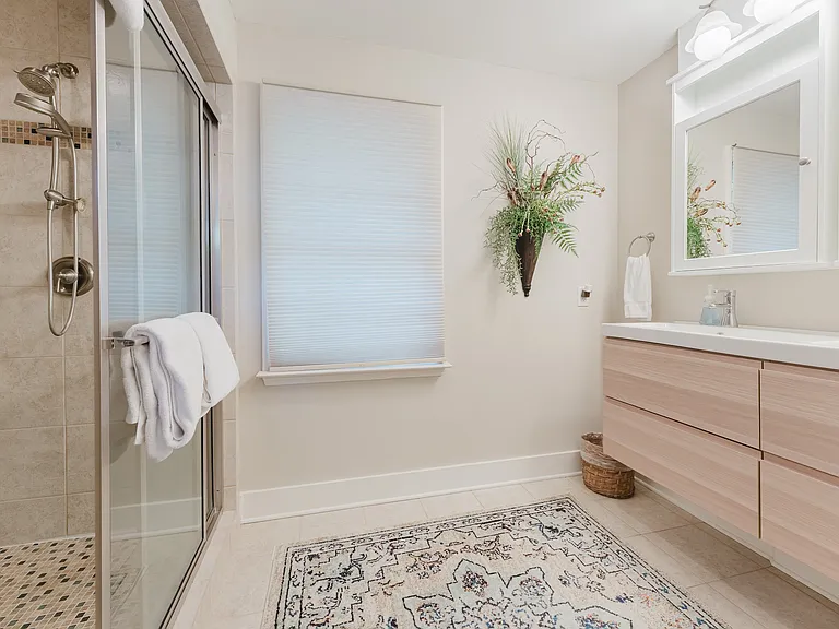 121 Redfern Dr — Photo 10