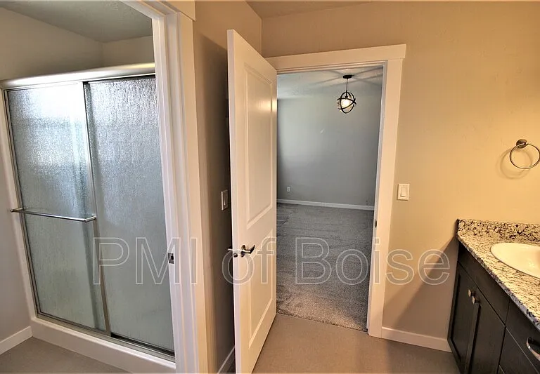 2080 S Hills Ave — Photo 15