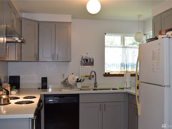 3rd image of 534 Malibu Dr SE