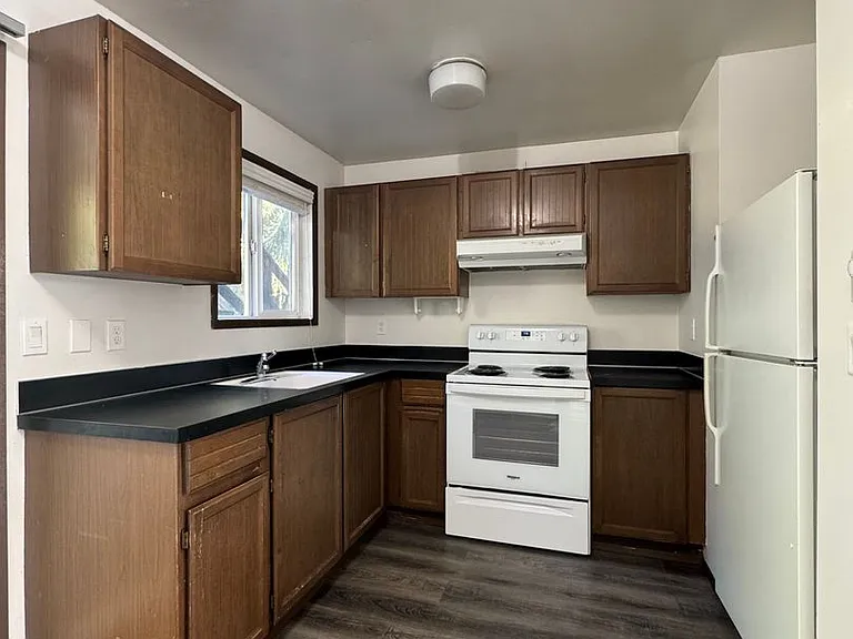 1204 N B St — Photo 4
