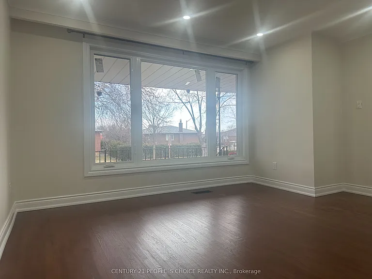 7490 Middleshire Dr — Photo 10