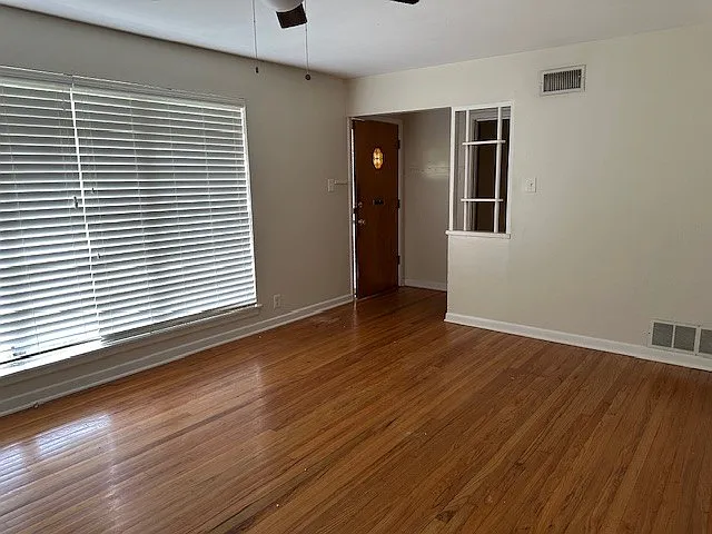 3 bed, 1.5 bath, 1238 sqft, $1,300 — Photo 2