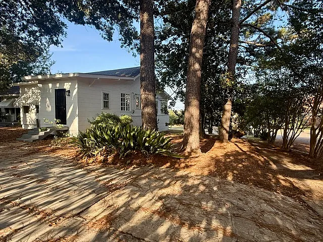 1605 Peachtree St — Photo 4