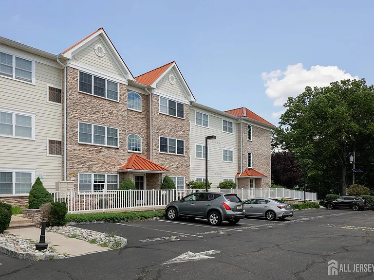 1400 Saint George Ave #303 — Photo 5