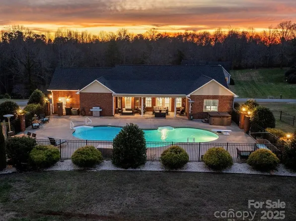 5174 S Oak Cir, Granite Falls, NC 28630