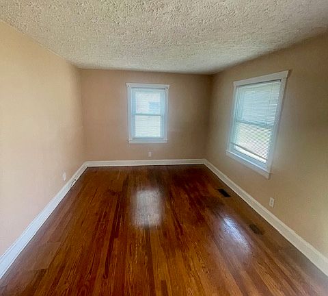 5th image of 1511 Montgomery Ave