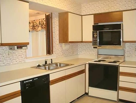 Eat -in kitchen