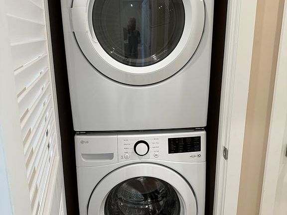 5th image of 1072 N Vinedo Ave