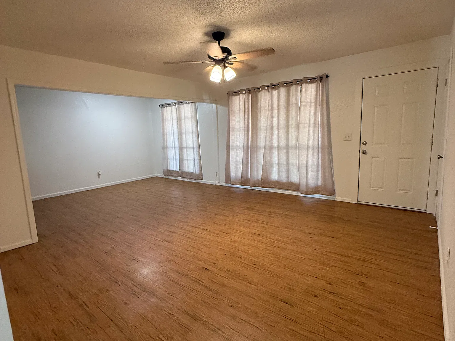 3 bed, 1.5 bath, 1073 sqft, $1,200 — Photo 2