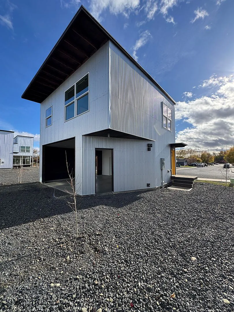 1BR, 1BA with Huge Garage — Photo 1