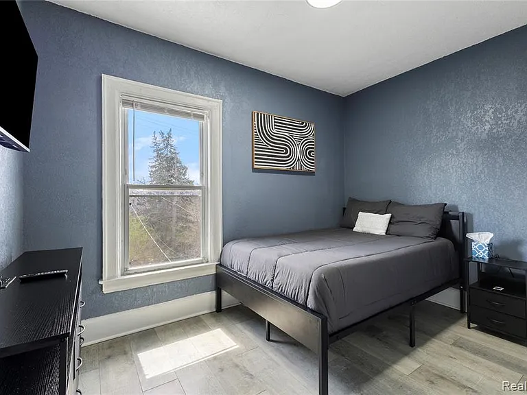 512 Westminster St — Photo 23