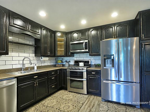 5th image of 860 Stratford Ct