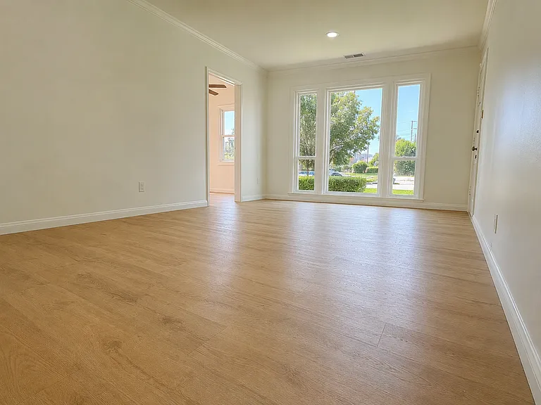 1212 W Victory Blvd — Photo 5