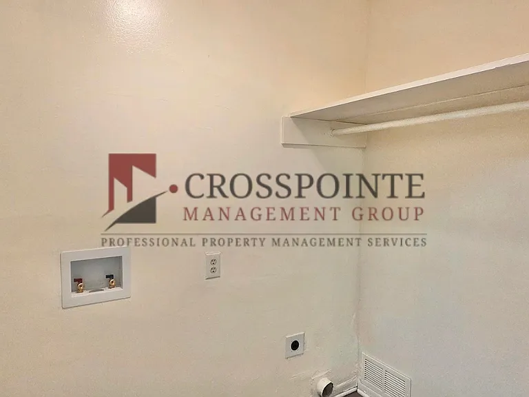 115 Queens Ct — Photo 12