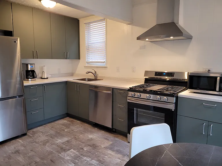 517 E Johnson St — Photo 2