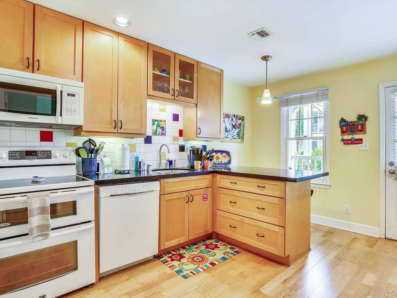 3 bed, 899 sqft, $6,325 — Photo 4