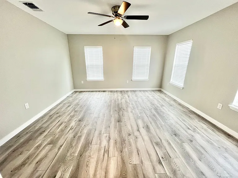 2035 Waverly Ave — Photo 24