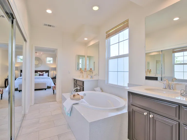 1130 E River Pkwy — Photo 14