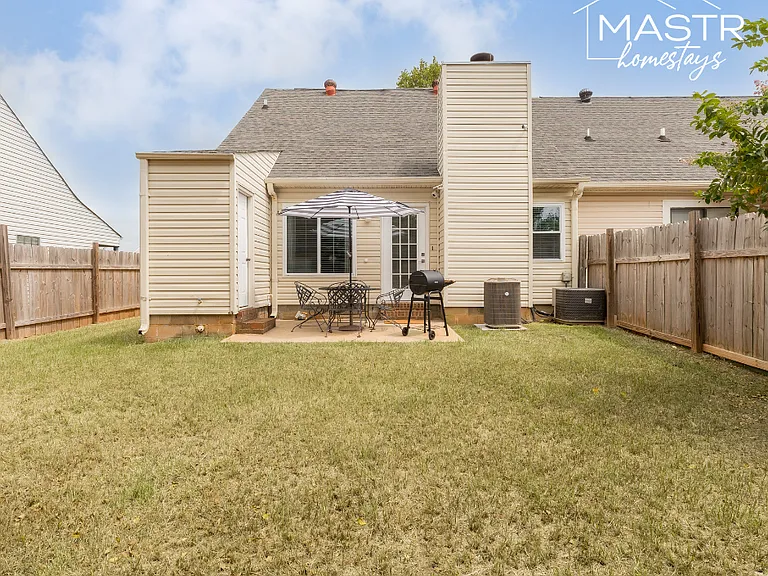 136 Sussex Dr — Photo 16