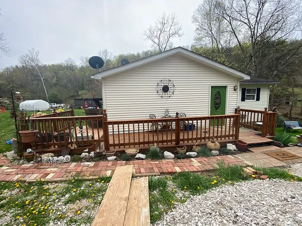 1669 Zion Rdg, Gay, WV 25244