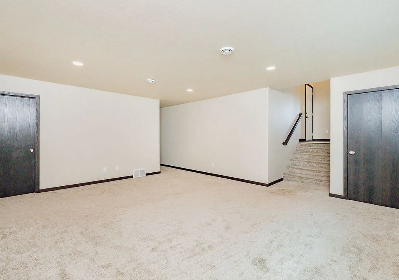 4 bedroom 2 bathroom house — Photo 3