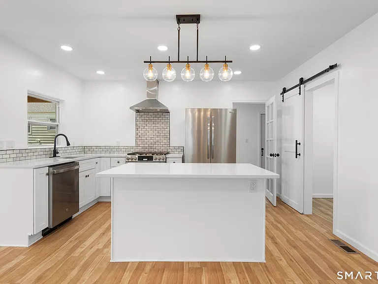 810 Brewster St — Photo 10