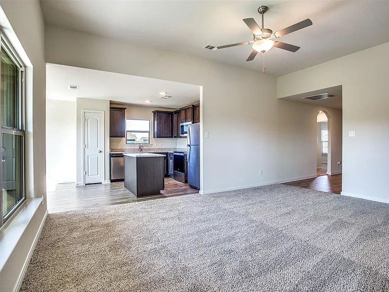 105 Lady Bird Ct — Photo 3